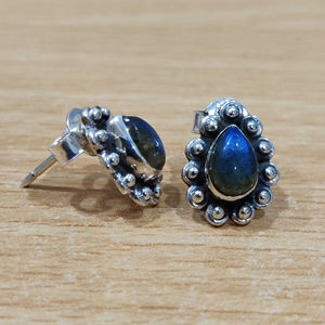 Pendientes de Oro de 18K con Labradorita, 3.1 Gramos, Forma de Gota de Agua, Engaste de Bisel, Piedra Principal de Cuarzo, Material de Oro Rosa, Aros Modernos - Product Image 1