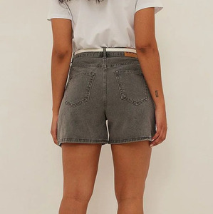 Conjunto de mezclilla streetwear para hombre: shorts de mezclilla de camuflaje índigo oscuro para caza, de tiro alto con dobladillo con vuelta y costuras en contraste doradas, estilo casual. - Product Image 4