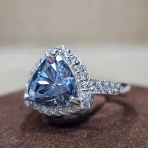 Anillo de Plata de Ley 925 con Gema de Moissanita Azul Corte Trillón Original, Joyería Fina, Vermeil Eternity, Venta al por Mayor - Product Image 2