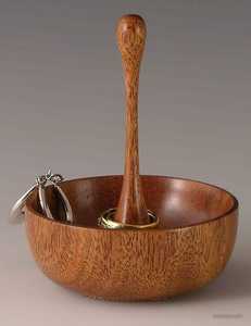 Le porte-anneau en bois moderne en bois naturel classique fabriqué à la main est une fusion étonnante de fonctionnalité et d'élégance Conçu - Product Image 4