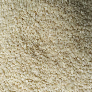 Offre de graines de sésame blanc décortiquées à bas prix, variété de couleur claire, idéales pour une utilisation culinaire, saveur riche, populaires au Moyen-Orient - Product Image 1