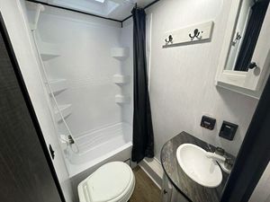 Caravane de voyage économique Trail Runner pour 6 personnes, légère, en aluminium, moderne, avec auvent et éclairage LED bleu - Product Image 4