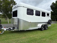 Remorque de transport d'équidés d'occasion à chargement par l'angle, capacité 3 chevaux, modèle standard, disponible à la vente en gros