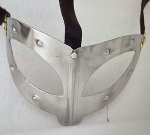 Casco de Armadura Metálica Personalizable para Representaciones Escénicas y Accesorios de Cine que Proporciona una Estética Medieval Realista y una Estructura Resistente - Product Image 6