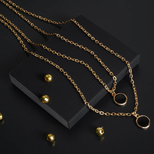 สร้อยคอโซ่ชุบทองแบบประณีตพร้อมจี้หินสีดำ - Product Image 1