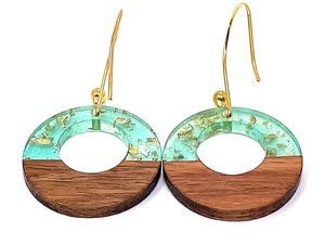 Pendientes de Resina Ecológicos Hechos a Mano de Alta Calidad, Diseño Artístico Único, Patrón Floral Pintado a Mano para Mujeres Modernas y Elegantes - Product Image 4