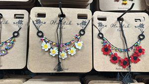 Collares de Algodón Hechos a Mano DAFNI BIG PAZAR para Ocasiones Especiales - Product Image 5
