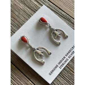 Boucles d'oreilles pendantes Annie Spencer Naja en corail et argent sterling, design à pompons, idéales pour un cadeau - Product Image 1