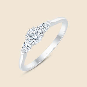 Bague ronde Muted Lily à trois niveaux surélevés avec 3 diamants ronds de laboratoire F+-VS 0,53 carat en or massif 14K – Produit le plus vendu - Product Image 3