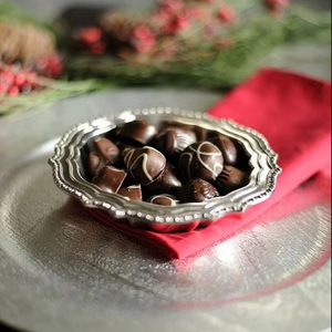 Plateau de chocolat élégant en métal avec des motifs uniques fabriqués à la main, idéal pour la décoration de fête et les présentations de paniers cadeaux - Product Image 1