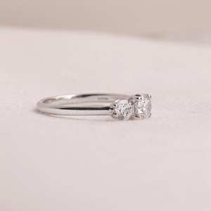 Bague de fiançailles Moissanite coupe ronde de 6.5mm | Bague en or ou en argent à trois pierres | Anniversaire de mariage de mariée bijoux fins OEM - Product Image 4