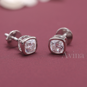Boucles d'oreilles clous en or 18 carats avec diamant solitaire taille coussin certifié IGI, cultivé en laboratoire - Product Image 1