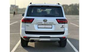 GCC 2024 General Gasoline Left Hand <b>Drive</b> Leather Seats Dark Interior ACC Cruise Control Sedan 4.5L Automatic Panoramic Sunroof - Product Image 3