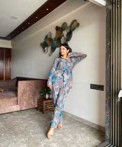 Elegante Fusión Salwar Kameez Vestido de estilo paquistaní moderno en seda de viscosa Georgette para fiestas - Product Image 4