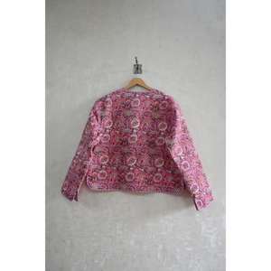 Chaqueta Rosa de Algodón con Estampado Floral, Acolchada, con Botones y Cuello en V, Estampado a Mano, Reversible, Ecológica, Ropa Étnica de Invierno - Product Image 4