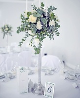 Pièce maîtresse de mariage au design artisanal haut de gamme avec finition en métal luxueuse pour les grandes tables de réception de mariage