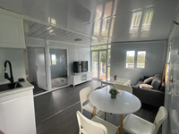 Appartement de 20 pieds en conteneur préfabriqué, extensible, portable, en bois et acier, de style moderne du milieu du siècle, de luxe et à faible coût, avec salon