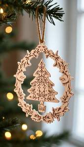 Ornement suspendu de Noël en bois fait main pour la décoration d'arbre avec une finition naturelle et un look inspiré de l'hiver festif - Product Image 2