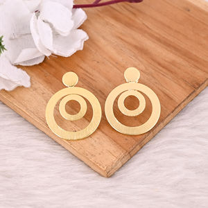 Boucles d'oreilles en laiton de style statement, finition mate, bijoux en laiton antique plaqué or, style avant-gardiste, vente en gros de mode - Product Image 2