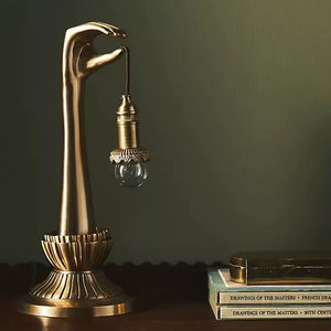 Lámpara de Mesa de Metal de Diseño Moderno para un Diseño Interior Contemporáneo que Ofrece un Elegante Acento de Iluminación - Product Image 1