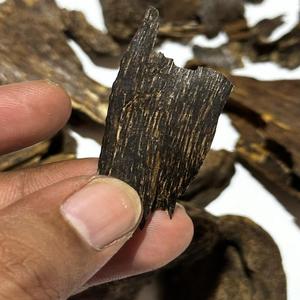 Authentique copeaux de oud naturel du Vietnam cultivé avec soin pour le bois de santal pur parfum bois d'agar titulaire OEM OUD CHUNK/CHIPS - Product Image 6