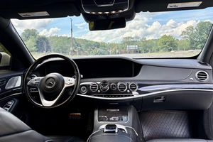 รถยนต์เมอร์เซเดส-เบนซ์ S560 4Matic ปี 2019 สภาพดีเยี่ยม เครื่องยนต์ V8 ทวินเทอร์โบ 463 แรงม้า ระบบขับเคลื่อนสี่ล้อ พร้อมอุปกรณ์ครบครัน - Product Image 4