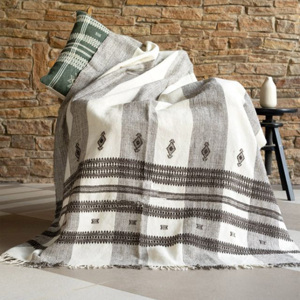 Manta de tiro de lana hecha a mano, diseño a cuadros para invierno, dormitorio acogedor y sala de estar, lana 100%, Exportación al por mayor - Product Image 6