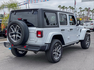 Jeep Wrangler 4x4, boîte manuelle, écran tactile, sièges en tissu, conduite à gauche, intérieur sombre, SUV d'occasion - Product Image 5