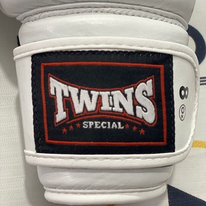 นวมฝึกซ้อมมวยไทยคู่แฝด หนังวัวแท้ ปรับแต่งได้ สีขาว 8 ออนซ์ สำหรับการฝึกซ้อม นวมหนังวัวแท้ - Product Image 6
