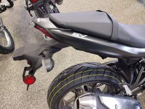 Disponible dès maintenant : Motocyclettes de rue SV650 (ABS) 2025 – Nouveautés en stock - Product Image 2