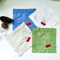 Ensemble de serviettes de cocktail et sous-verres carrés personnalisés en coton et lin brodés de cerises, réutilisables et durables, pour la table de fête ou la salle à manger à la maison