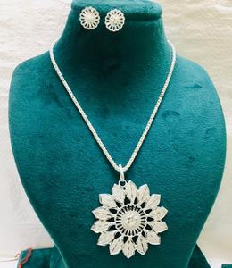 Boucles d'oreilles bohèmes vintage faites à la main en alliage de zircon pour femmes, design personnalisé, en laiton plaqué or - Product Image 3