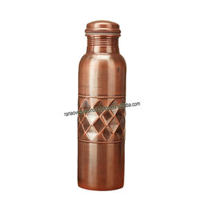 Botella de agua de cobre puro con patrón de cubo de miel para beber botella de cobre Ayurvédica grande hecha a mano de 34 Oz a precio mayorista - Product Image 5