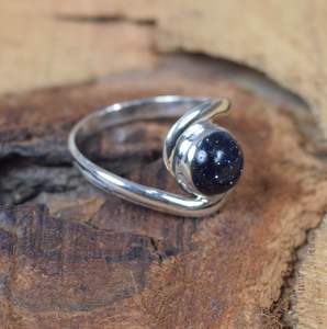 Bague en argent sterling 925 avec pierre de soleil bleue, bijoux minimalistes en pierres précieuses, bague faite à la main pour femmes - Product Image 3