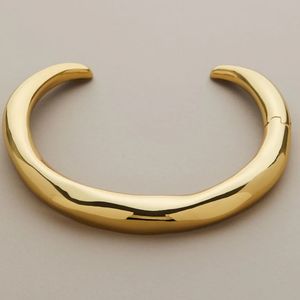 Servilletero de metal inspirado en el scrollwork clásico hecho a mano para una estética de comedor de primera calidad y uso en la industria hotelera - Product Image 6