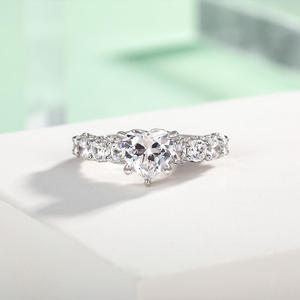แหวนหมั้นเพชรรูปหัวใจเจลิยา พร้อมวงแหวนครึ่งวงนิรันดร์ สีโรสโกลด์ - Product Image 4
