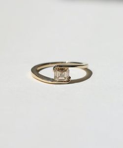 Bague de déclaration pour femme en or rose avec diamant moissanite blanc taille Asscher, certifiée IGI, idéale pour les soirées, événements et mariages - Product Image 1