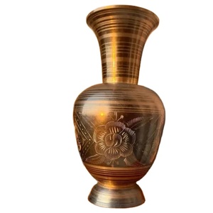 Vase à fleurs gravé Design fabriqué en Inde en laiton pur Style américain Vase à fleurs de table dernier cri pour le bureau et la maison - Product Image 1