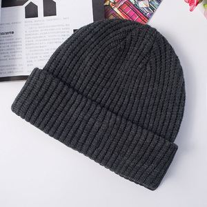 Gorro de punto con gofres y logotipo personalizado, gorro con etiqueta tejida de cuero cálido para invierno con personaje de parche e impresión de puntos - Product Image 2