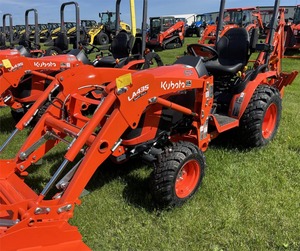 Tracteur agricole compact Kubota B2601 2024 - Tracteur 4x4 fiable avec moteur, pompe et systèmes de roulements - Product Image 2