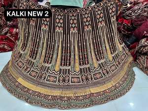 Velvet Lehenga avec Heavy Jarkan Cut Paste Work Rajwadi Concept 3.5M Flair Double Can pour 1.2M Choli & 2.5M Dupatta pour les fêtes - Product Image 4