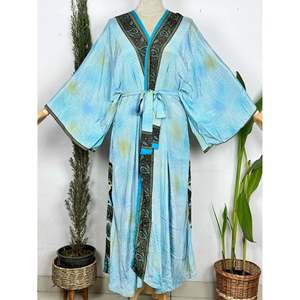 เสื้อคลุมอาบน้ำลายดอกไม้สีฟ้าสไตล์โบฮีเมียนแบบ Upcycled เหมาะสำหรับชายหาด ฤดูร้อน หรือใส่คลุมชุดว่ายน้ำ - Product Image 1