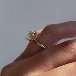 Anillo de Compromiso con Diamantes Cultivados en Laboratorio Certificados por IGI, Toi Et Moi en Forma Ovalada y de Pera, Oro Amarillo - Product Image 3