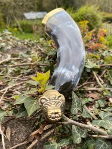 Cuerno Vikingo para Beber, Tallado a Mano en Cuerno de Búfalo, Ecológico, con Elementos Religiosos para Exhibición, Copa Medieval Única de la India - Product Image 3