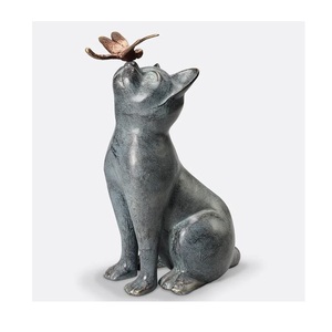 Escultura de aluminio fundido a mano, moldeada por la imaginación tradicional, con formas fluidas y maestría artística moderna. - Product Image 1