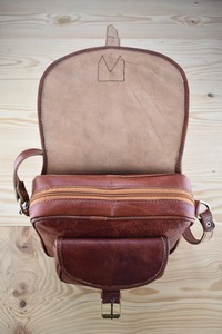 Besace Sac à main unisexe en cuir véritable vintage Sac de voyage simple cognac marron Logo personnalisé Style sport Sac bandoulière bonbon - Product Image 4