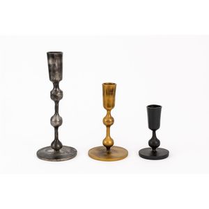 Ensemble de bougeoirs minimalistes abstraits en aluminium, élégant support de bougeoir noir mat et laiton pour bougies coniques, accent de décoration intérieure - Product Image 1