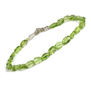 Pulsera de Peridoto Natural con Cuentas Ovaladas Ajustable, Gema Cargada con Reiki para la Prosperidad, el Crecimiento y la Felicidad - Product Image 6