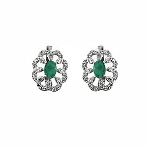 Boucles d'oreilles clous en forme de flèche florale plaquées or jaune 18 carats avec diamants taille émeraude pour femmes - Product Image 1