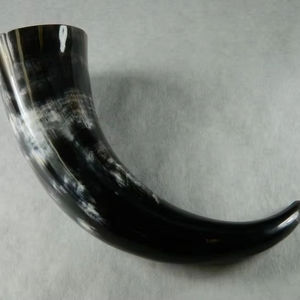 Cuerno vikingo artesanal para beber con soporte de hierro, regalo perfecto para reuniones navideñas de inspiración nórdica - Product Image 1